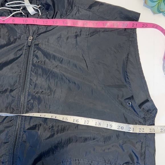 Fabletics Womens Black Hooded Short Sleeve Windbreaker Size Large - Picture 16 of 17